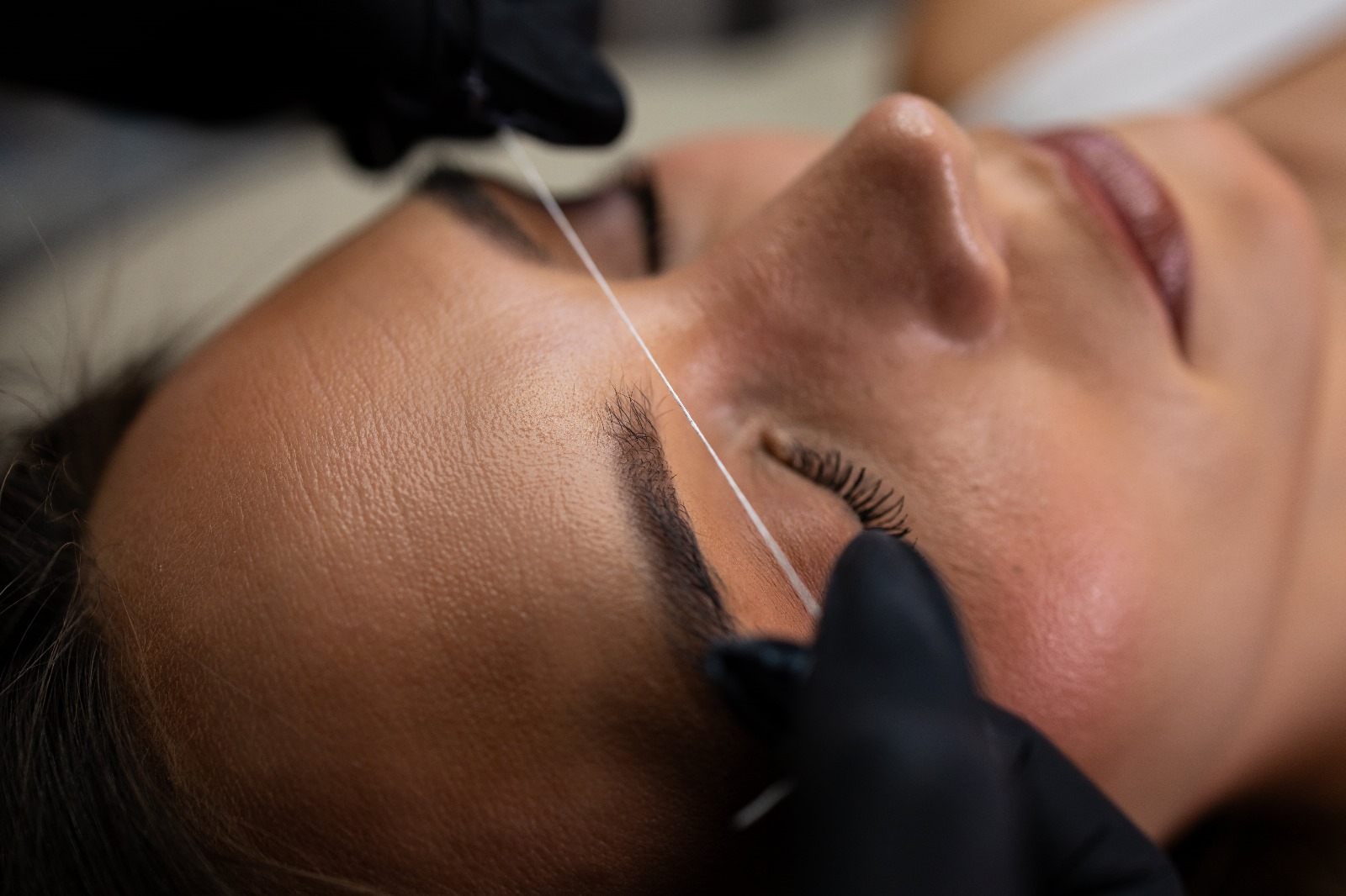 Regulacja brwi woskiem Lycon w salonie Ann Marie Beauty Clinic Częstochowa